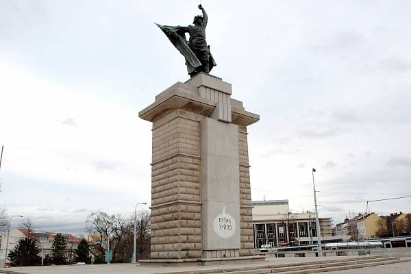 pomnik-napis-moravske-nam-dra-01_denik-600